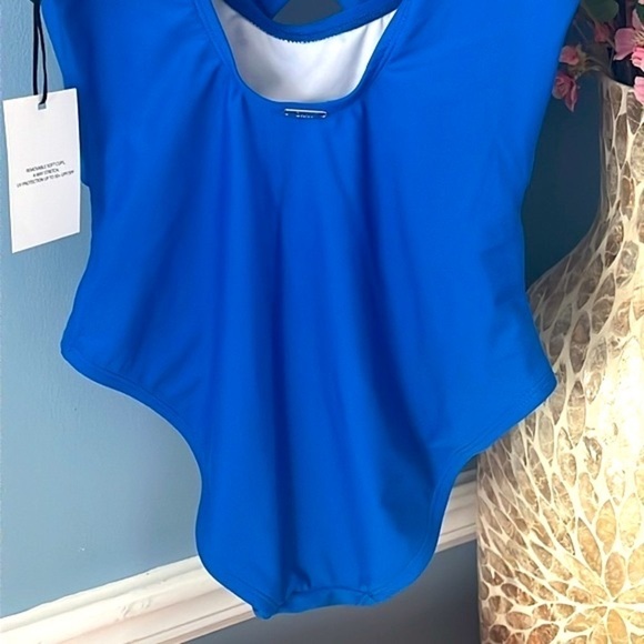 Brand New DKNY Blue Peek A Boo Twist One Piece Swimsuit 50+ UPF 4-Way Stretch - Picture 8 of 16